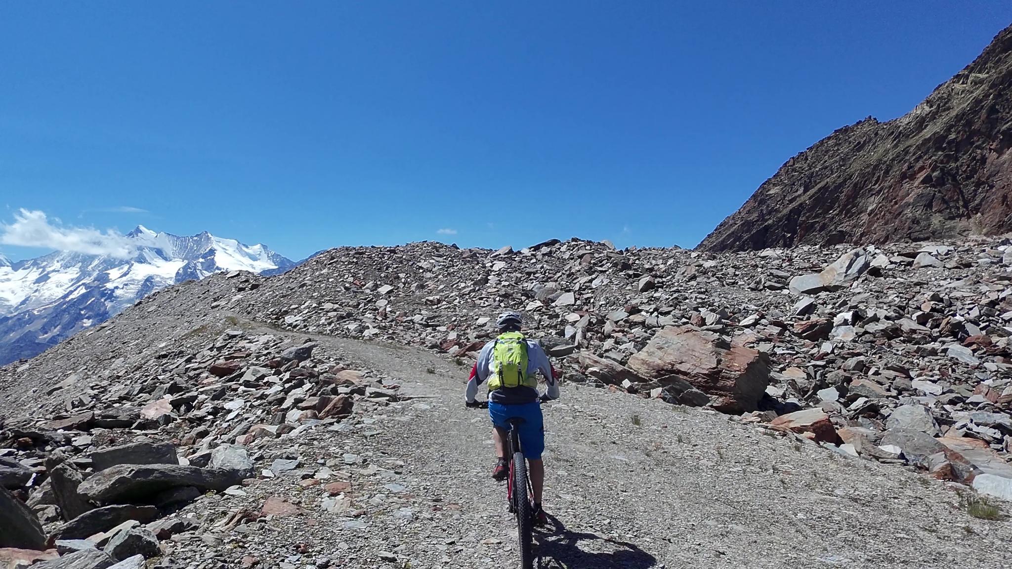Descente depuis le pied du Gruebegletscher