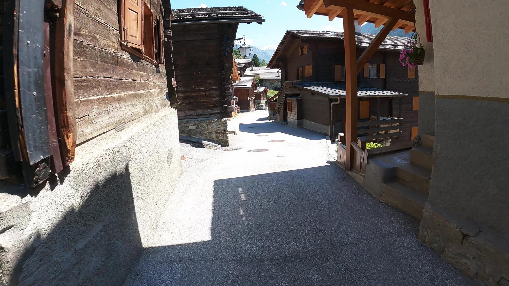 Traversée du vieux village d'Ayer